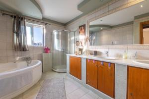 A bathroom at Alegria 3bd Villa