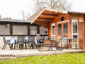 a patio with a table and chairs in front of a house at TRUTH für 5 - King Size Betten, Kamin, Garten, XXL Couch, Smart-TV in Dortmund