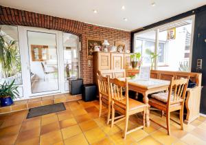 a dining room with a table and chairs at TRUTH für 5 - King Size Betten, Kamin, Garten, XXL Couch, Smart-TV in Dortmund