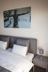 a bedroom with a bed with a picture on the wall at SN Logies in Tremelo