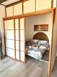 een slaapkamer met een stapelbed in een kamer bij Casa Anna - Parco Hermitage in Porto Valtravaglia