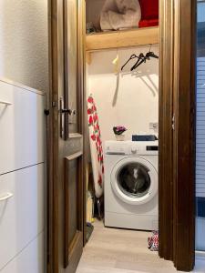 a laundry room with a washer and a washing machine at Casa Anna - Parco Hermitage in Porto Valtravaglia