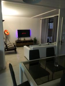 En TV eller et underholdningssystem på Appartement de 2 chambres avec balcon amenage et wifi a Fort de France a 6 km de la plage