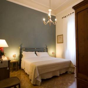 a bedroom with a bed and a chandelier at Appartamento del Bobolino in Florence