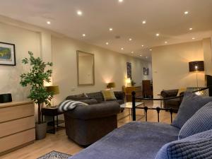 a living room with two couches and a table at Notting Hill 3BR Townhouse with ensuite bathrooms - Ideal for families in London