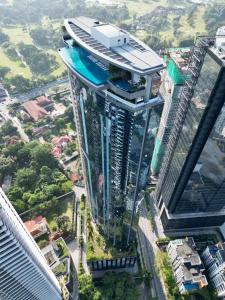 een luchtzicht op een hoog gebouw in een stad bij Eaton Residences KLCC by Luna in Kuala Lumpur