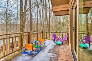 - une terrasse couverte avec des chaises colorées sur une terrasse en bois dans l'établissement Lake Ariel Cabin with Community Pool and Lake Access!, à Lake Ariel