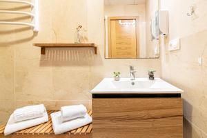 マラガにあるMalaga Center Flat Historic Centerの洗面台と鏡のあるバスルーム +63枚の写真