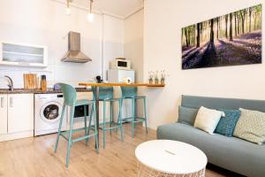 マラガにあるMalaga Center Flat Historic Centerのソファとテーブルと椅子のあるリビングルーム