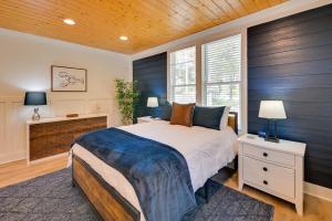 - une chambre avec un grand lit et un plafond en bois dans l'établissement Chic Studio Near Huntington Beach State Park, à Myrtle Beach