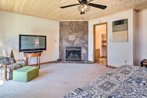 een slaapkamer met een open haard en een flatscreen-tv bij Mountain-View Home Near Downtown Asheville! in Fletcher