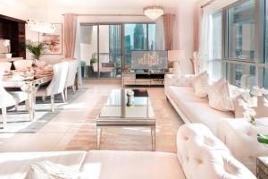 ドバイにあるElite Royal Apartment - Full Burj Khalifa & Fountain View - Deluxeのリビングルーム(白い家具、テーブル付)