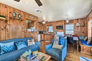 Ruang duduk di Waterfront Texas Gulf Coast Vacation Rental