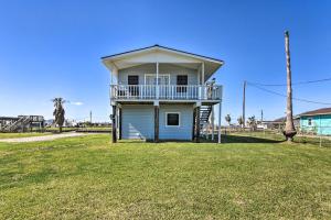 Casa pequeña con balcón en un campo de césped en Waterfront Texas Gulf Coast Vacation Rental, en Sargent