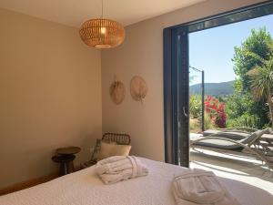 Schlafzimmer mit einem Bett und einer Glasschiebetür in der Unterkunft Gîte BALI - 2 à 4 pers. in Cuges-les-Pins