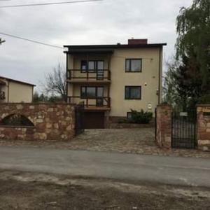 una casa grande con una pared de piedra y una casa en Willa Mateusza en Sandomierz