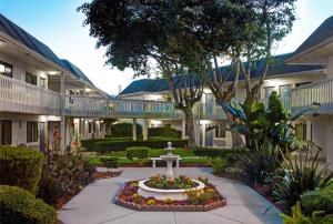 a courtyard with a fountain in front of a building at Motel 6-Marina, CA - Monterey in Marina