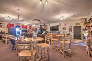 - un restaurant avec des tables et des chaises dans une salle dans l'établissement Pheasant Game Farm Missouri Vacation Rental!, 