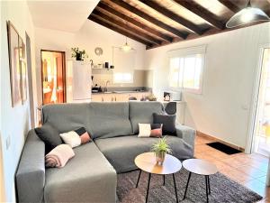 a living room with a couch and a kitchen at Casa Araviña in Icoro