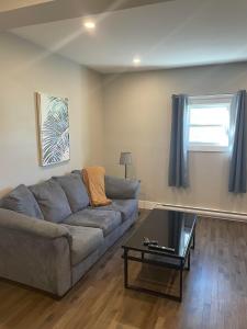 sala de estar con sofá y mesa en Dominion Place, en Moncton