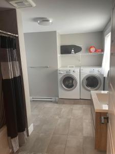 lavadero con lavadora y secadora en Dominion Place, en Moncton