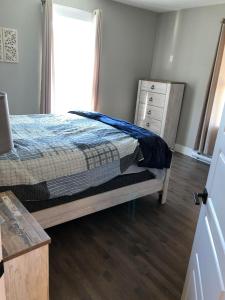 1 dormitorio con 1 cama, vestidor y ventana en Dominion Place, en Moncton