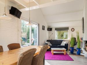 Posezení v ubytování Amazing holiday home in Lauwersoog with sauna