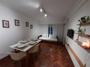 ein Esszimmer mit einem Tisch und Stühlen in der Unterkunft Elsina1 in Salta