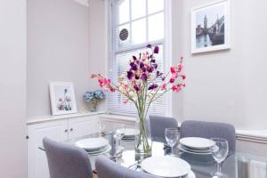 ロンドンにあるWells Street Central Apartmentsのダイニングルームテーブル(椅子付)、花瓶