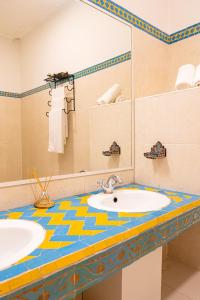 łazienka z 2 umywalkami i lustrem w obiekcie Riad Le Marocain w Marakeszu