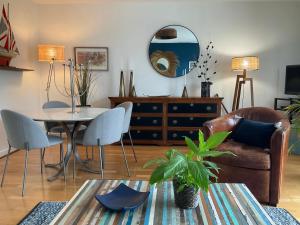 a living room with a couch and a table with chairs at L'appart des lutins in Pornic