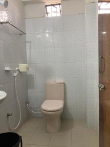 達卡的住宿－Hotel Shahin Residential Jatrabari，浴室配有卫生间、淋浴和盥洗盆。
