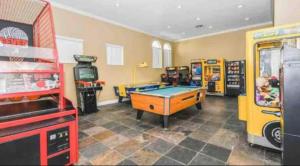 una sala de juegos con una mesa de billar y un camión en Terra Verde Resort, en Kissimmee