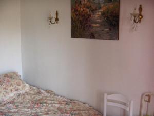 ヴィレンヌ・シュル・セーヌにあるIlvilのベッドルーム1室(ベッド1台付)が備わります。壁に絵が飾られています。