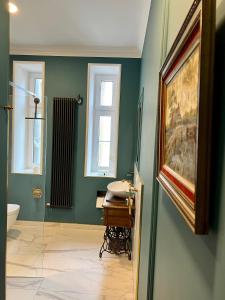 een badkamer met een wastafel en een toilet bij Apartament Baron ***** in Jelenia Góra