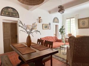uma sala de estar com uma mesa e um sofá em Maison Caryatides em Cotignac