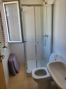 Villa 3 chambre espagne في توري-باتشيكو: حمام مع دش ومرحاض ومغسلة