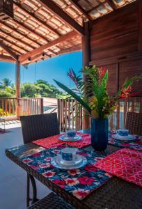 a table with plates and a vase on top of it at Casa Boomerang in Marau