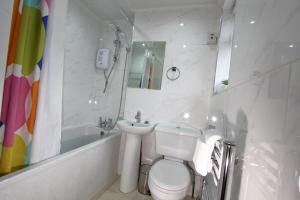 Un baño de Cheerful 3 Bedroom 2 Bathroom Bungalow by CozyNest 26 fotos más