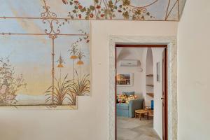 a living room with a painting on the wall at Il Giardino Segreto, Terre Marine in Lerici