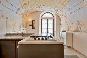 a kitchen with a stove top oven in a room at Il Giardino Segreto, Terre Marine in Lerici +14 photos