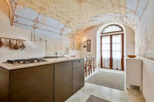 a kitchen with a stove and a ceiling with a window at Il Giardino Segreto, Terre Marine in Lerici