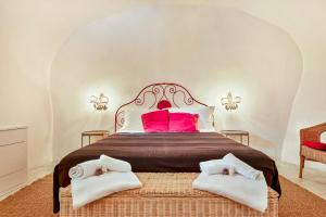 a bedroom with a large bed with pink pillows at Il Giardino Segreto, Terre Marine in Lerici