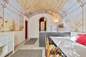 a kitchen with a table and chairs and a ceiling at Il Giardino Segreto, Terre Marine in Lerici