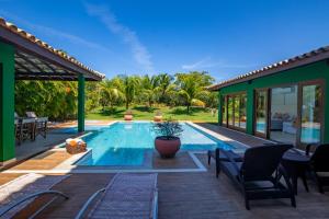 uma casa com uma piscina e um pátio em Quintas de Sauípe - Casa K06 na Costa do Sauípe
