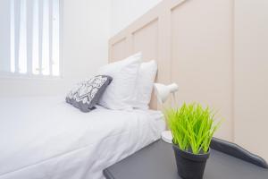 una camera bianca con letto e cuscini bianchi di Premium 4 Bed Detached in Heswall a Heswall
