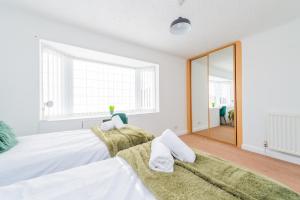 En eller flere senge i et værelse på Premium 4 Bed Detached in Heswall