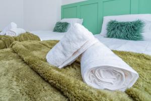 una camera d'albergo con due letti e asciugamani di Premium 4 Bed Detached in Heswall a Heswall