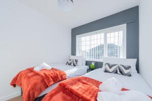 A bed or beds in a room at Premium 4 Bed Detached in Heswall