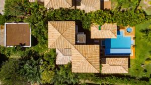 uma vista superior de uma casa com piscina em Quintas de Sauípe - Casa K06 na Costa do Sauípe